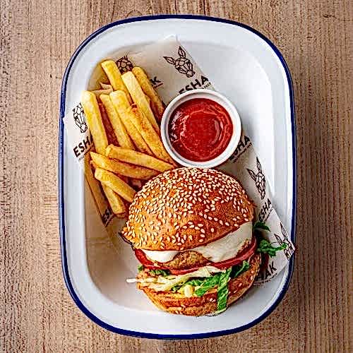 Burger s koorinoi kotletoi i kartofelem fri